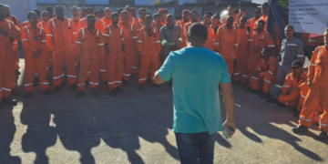TRABALHADORES PARALISAM ATIVIDADES COBRANDO PAGAMENTO DA SEACREST PETRÓLEO